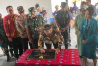 Komandan Kodim 1710/Mimika, Letkol Inf M. Slamet Wijaya, S.Sos., M.Han., M.A. didampingi Ketua Persit KCK Cabang XXXV Ny. Ulfa Slamet Wijaya