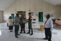 Babinsa Koramil 1710-05/Jila Pratu Yanto Mogo bersama Bhabinkamtibmas setempat melaksanakan kegiatan Bakti Sosial