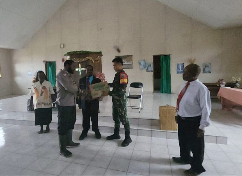 Babinsa Koramil 1710-05/Jila Pratu Yanto Mogo bersama Bhabinkamtibmas setempat melaksanakan kegiatan Bakti Sosial
