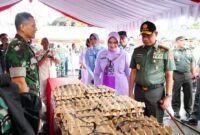 Panglima TNI Jenderal TNI Agus Subiyanto, didampingi para Kepala Staf Angkatan, secara resmi membuka Bazar Murah