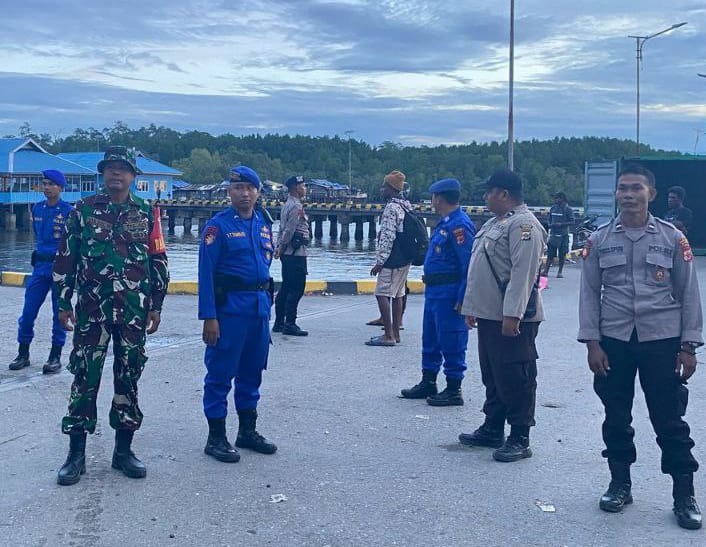 Babinsa Kampung Poumako Koramil 1710-07/Mapurujaya Sertu Yulius Nampe, melaksanakan monitoring dan pengamanan