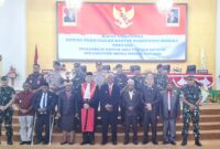 Komandan Kodim 1710/Mimika, Letkol Inf M. Slamet Wijaya, S.Sos., M.Han., M.A. menghadiri Rapat Paripurna dalam rangka pengambilan sumpah