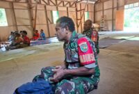 Babinsa Koramil 1710-04/Tembagapura Serka Ikbertus Sumel dan Sertu Kafiar melaksanakan ibadah bersama masyarakat