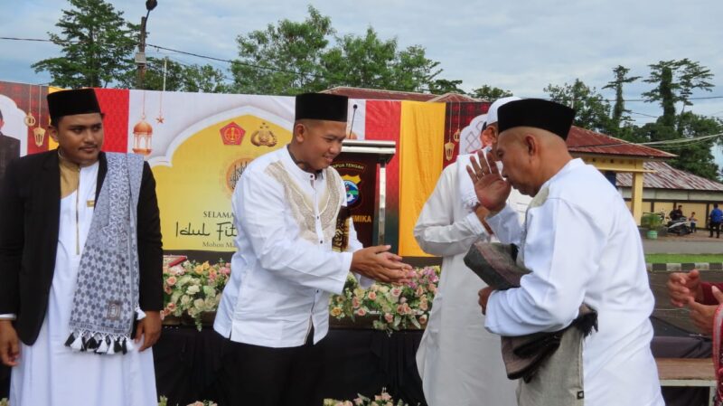 Dandim 1710/Mimika Letkol Inf M. Slamet Wijaya, S.Sos., M.Han., M.A. didampingi Ketua Persit KCK Cabang XXXV Ny. Ulfa Slamet Wijaya