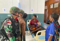 Satgas Yonif 715/Mtl berhasil melaksanakan evakuasi terhadap anak bernama Ketion Wenda (1) yang berada di pelosok Papua