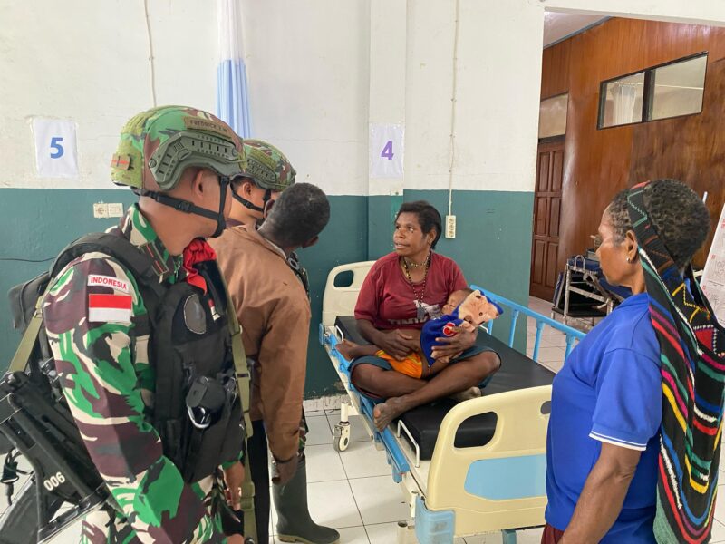 Satgas Yonif 715/Mtl berhasil melaksanakan evakuasi terhadap anak bernama Ketion Wenda (1) yang berada di pelosok Papua