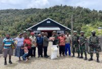 Satgas Yonif 715/Mtl terus menebar kebaikan dengan cara menjaga silaturahmi ke tokoh kampung di sekitar Pos Satgas dan berbagi bahan makanan