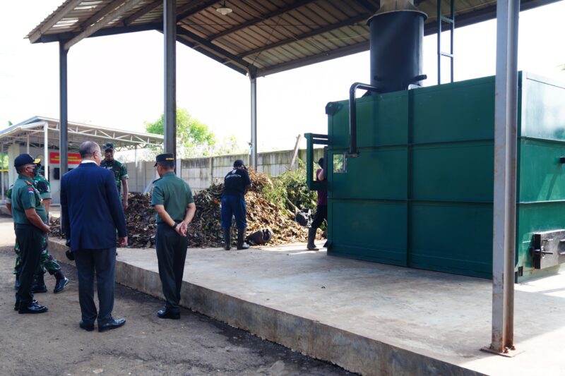 Panglima TNI Jenderal TNI Agus Subiyanto meninjau operasional Mesin Olah Runtah (Motah) Mabes TNI, yaitu mesin pengolahan sampah