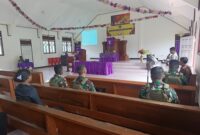 Satgas Yonif 312/Kala Hitam Pos Kotis melaksanakan ibadah bersama jemaat di Gereja YPK Sota