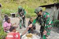 Satgas Yonif 715/Motuliato Pos Wuyuneri proaktif melaksanakan program unggulannya dengan door to door ke rumah-rumah warga untuk mengecek kesehatan