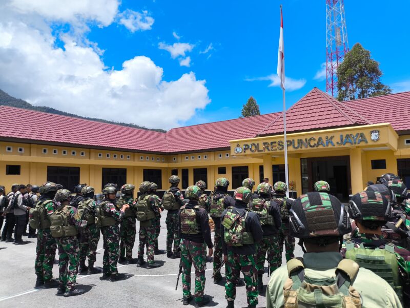 Satgas Yonif 715/Mtl berserta dengan Kodim 1714/PJ, Satgas 112/DJ, Polres Puncak Jaya dan BKO Brimob Polda Papua