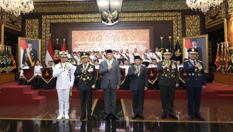 Panglima TNI Jenderal TNI Agus Subiyanto menyematkan tanda kehormatan kepada Menteri Pertahanan Republik Indonesia, Sjafrie Sjamsoeddin