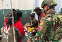 Satgas Yonif 715/Mtl berhasil melaksanakan evakuasi terhadap anak bernama Otion Enumbi (3) yang berada di pelosok Papua