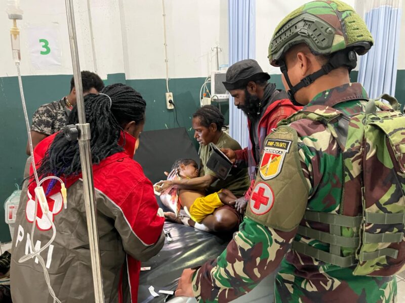 Satgas Yonif 715/Mtl berhasil melaksanakan evakuasi terhadap anak bernama Otion Enumbi (3) yang berada di pelosok Papua