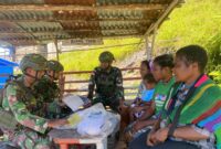 Satgas Yonif 715/Mtl Pos Merah Putih dalam rangka menyambut ibadah Mingguan yang dilaksanakan setiap minggunya berbagi kasih