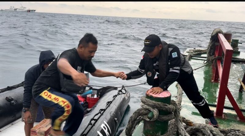 Bakamla RI melalui unsur Kapal Negara (KN) Tanjung Datu-301 berhasil melaksanakan operasi penyelamatan terhadap anak buah kapal