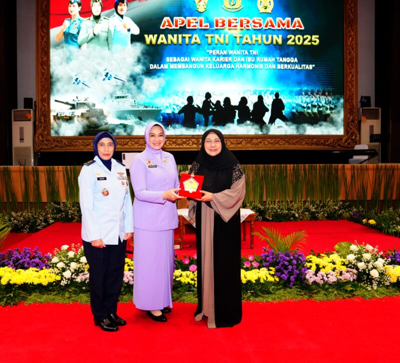 Ketua Dharma Pertiwi selaku Ibu Raksa Tri Anggana Tantri Ibu Evi Agus Subiyanto membuka secara langsung Apel Bersama Wanita TNI Tahun 2025
