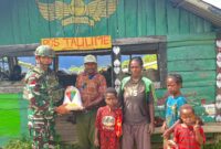 Satgas Yonif 715/Mtl melaksanakan kegiatan Komunikasi Sosial (Komsos) untuk membantu kesulitan dan mendengarkan keluhan masyarakat binaan