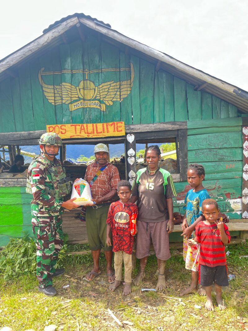 Satgas Yonif 715/Mtl melaksanakan kegiatan Komunikasi Sosial (Komsos) untuk membantu kesulitan dan mendengarkan keluhan masyarakat binaan