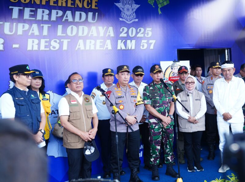 Panglima TNI Jenderal TNI Agus Subiyanto bersama Kapolri Jenderal Pol. Listyo Sigit Prabowo meninjau kesiapan arus mudik