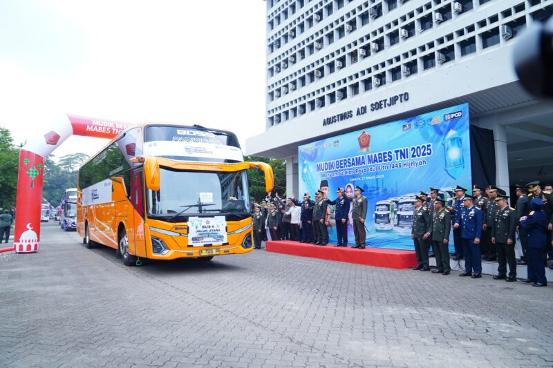 Panglima TNI Jenderal TNI Agus Subiyanto melepas secara resmi pemberangkatan mudik gratis bagi keluarga besar Markas Besar Tentara Nasional Indonesia