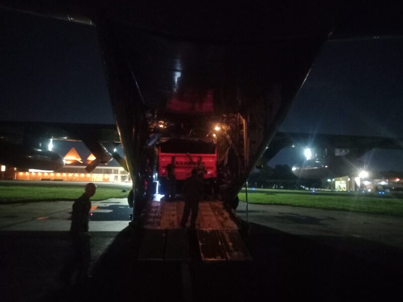 TNI Angkatan Udara mengerahkan pesawat Hercules C-130 dengan nomor registrasi A-1331 dari Skadron Udara 33 Lanud Sultan Hasanuddin