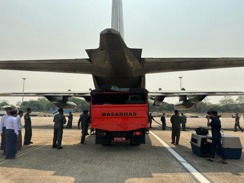 Pesawat TNI AU Hercules C-130 dari Skadron Udara 33 Lanud Sultan Hasanuddin, yang membawa bantuan kemanusiaan dari pemerintah Indonesia