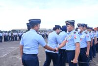 Komandan Lanud Sultan Hasanuddin, Marsma TNI Arifaini Nur Dwiyanto M.Han., memimpin apel luar biasa yang dirangkaikan dengan acara halal bihalal