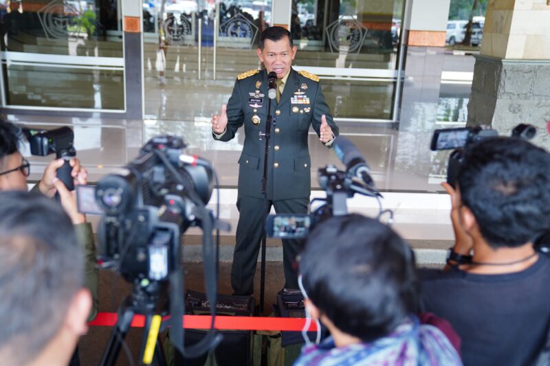 Kapuspen TNI Brigjen TNI Kristomei Sianturi menegaskan bahwa tindakan tersebut merupakan pelanggaran berat Hak Asasi Manusia (HAM), kebiadaban OPM dan kejahatan kemanusiaan