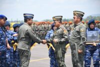 Panglima TNI Jenderal TNI Agus Subiyanto dan Kepala Staf TNI Angkatan Darat (Kasad) Jenderal TNI Maruli Simanjuntak menerima Wing Kehormatan