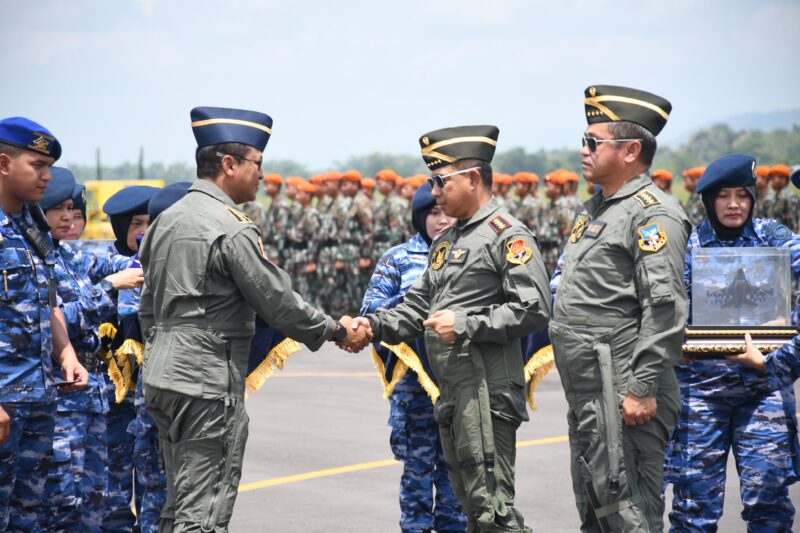Panglima TNI Jenderal TNI Agus Subiyanto dan Kepala Staf TNI Angkatan Darat (Kasad) Jenderal TNI Maruli Simanjuntak menerima Wing Kehormatan