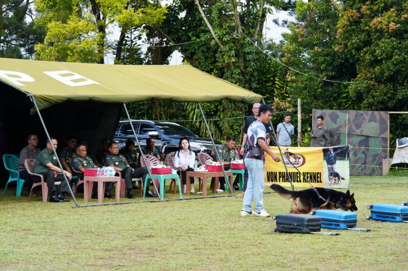 Panglima TNI Jenderal TNI Agus Subiyanto meninjau langsung kegiatan pelatihan prajurit TNI sebagai K9 Handler di Kennel Von Phanuel