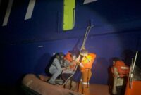 Kapal Negara (KN) Tanjung Datu-301 milik Badan Keamanan Laut Republik Indonesia (Bakamla RI) berhasil mengevakuasi dua belas anak buah kapal