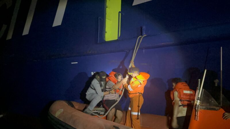 Kapal Negara (KN) Tanjung Datu-301 milik Badan Keamanan Laut Republik Indonesia (Bakamla RI) berhasil mengevakuasi dua belas anak buah kapal