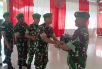 Komandan Kodim 1710/Mimika, Letkol Inf M. Slamet Wijaya, S.Sos., M.Han., M.A. memimpin tradisi Korps Raport pelepasan perwira