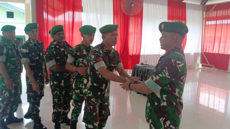 Komandan Kodim 1710/Mimika, Letkol Inf M. Slamet Wijaya, S.Sos., M.Han., M.A. memimpin tradisi Korps Raport pelepasan perwira