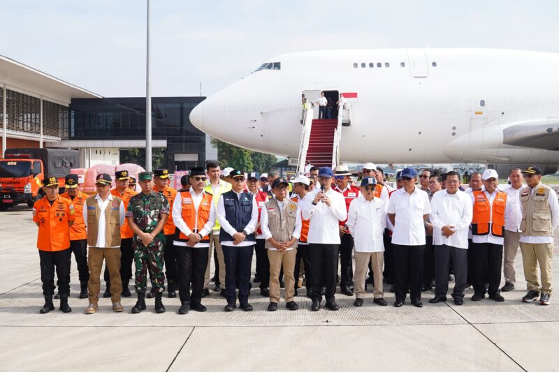 Panglima TNI Jenderal TNI Agus Subiyanto mendampingi Menteri Luar Negeri RI Sugiono mengirimkan bantuan kemanusiaan