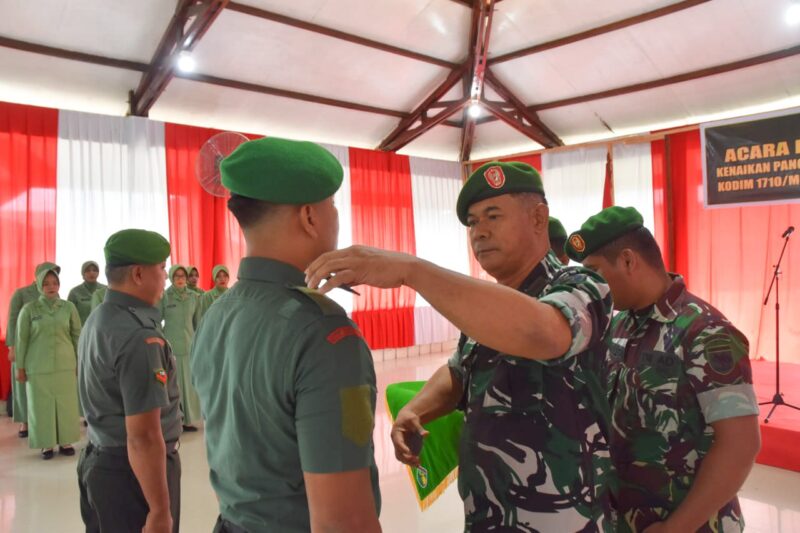Sebanyak lima belas personel Kodim 1710/Mimika menerima kenaikan pangkat satu tingkat lebih tinggi dari pangkat sebelumnya