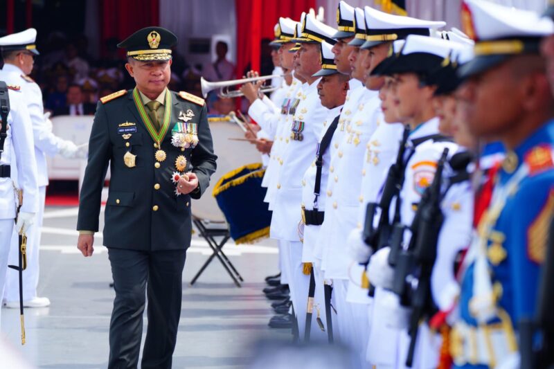 TNI Angkatan Laut dalam mendukung kelancaran arus mudik Lebaran 2025 melalui program mudik dan balik gratis menggunakan KRI Banjarmasin-592