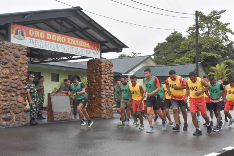 Personel Kodim 1710/Mimika melaksanakan tes kesamaptaan jasmani, bagi yang akan mendapatkan Usul Kenaikan Pangkat