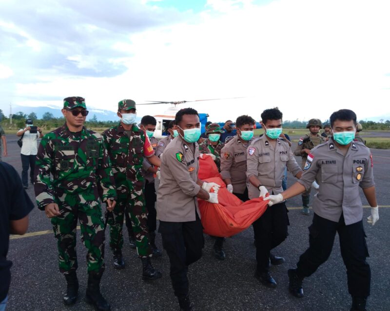 Satuan Kodim 1715/Yahukimo bersama Kepolisian Republik Indonesia (Polri) berhasil mengevakuasi jenazah korban