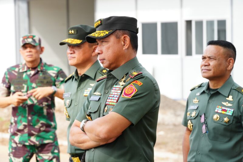 Panglima TNI Jenderal TNI Agus Subiyanto meninjau secara langsung progres pembangunan fasilitas satuan di Markas Komando Brigade Infanteri (Brigif) 17/Kostrad