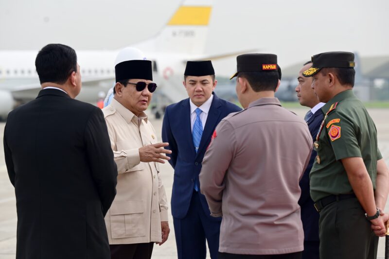 Panglima TNI Jenderal TNI Agus Subiyanto menyambut kedatangan Presiden Republik Indonesia Prabowo Subianto usai melaksanakan kunjungan kerja