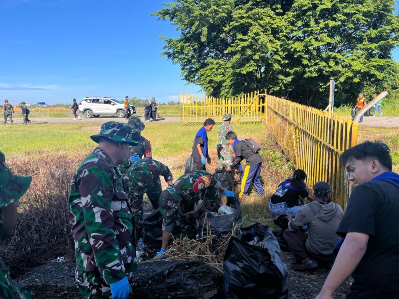 Kodim 1710/Mimika melalui kegiatan bersama Divisi Enviromental PT. Freeport Indonesia dan Dinas Lingkungan Hidup Kab. Mimika lakukan karya bakti