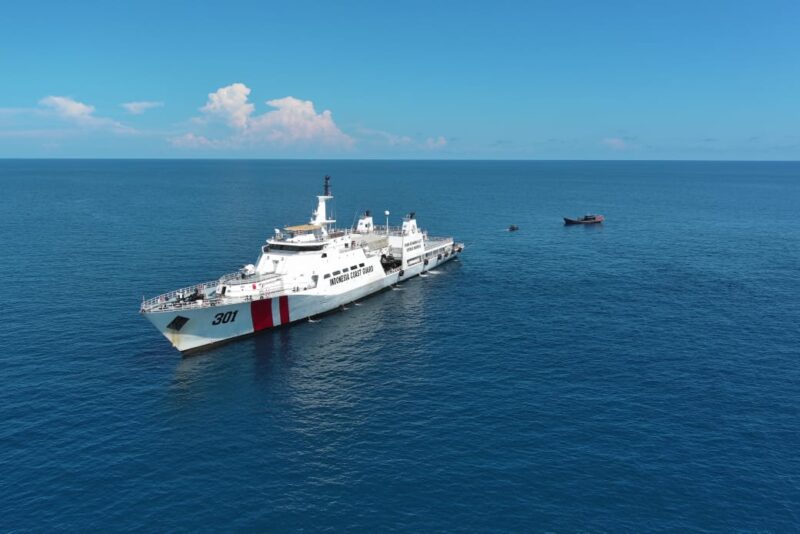 Bakamla RI melalui unsur KN. Tanjung Datu-301 berhasil mengamankan sebuah kapal kayu yang diduga melakukan penyelundupan