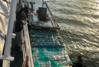 Bakamla RI melalui unsur kapal patroli KN. Gajah Laut-404 berhasil menggagalkan upaya penyelundupan ratusan karung beras dan gula pasir