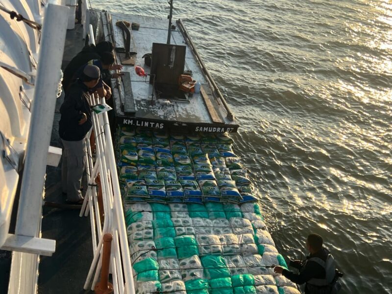 Bakamla RI melalui unsur kapal patroli KN. Gajah Laut-404 berhasil menggagalkan upaya penyelundupan ratusan karung beras dan gula pasir