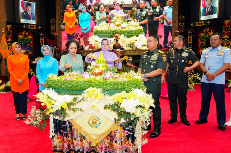 Panglima TNI Jenderal TNI Agus Subiyanto bersama Ketua Umum Dharma Pertiwi, Ny. Evi Agus Subiyanto, menghadiri acara