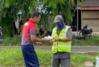 Pangkalan Bakamla Batam melaksanakan kegiatan sosial bertajuk Jumat Berkah dengan membagikan lima puluh paket makan