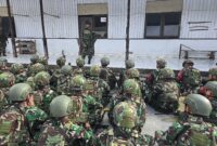 Danrem 173/PVB Brigjen TNI Frits Wilem Richard Pelamonia selaku Dankolakops Satgas Yonif 715/Mtl didampingi Kasiops Kasrem 173/PVB